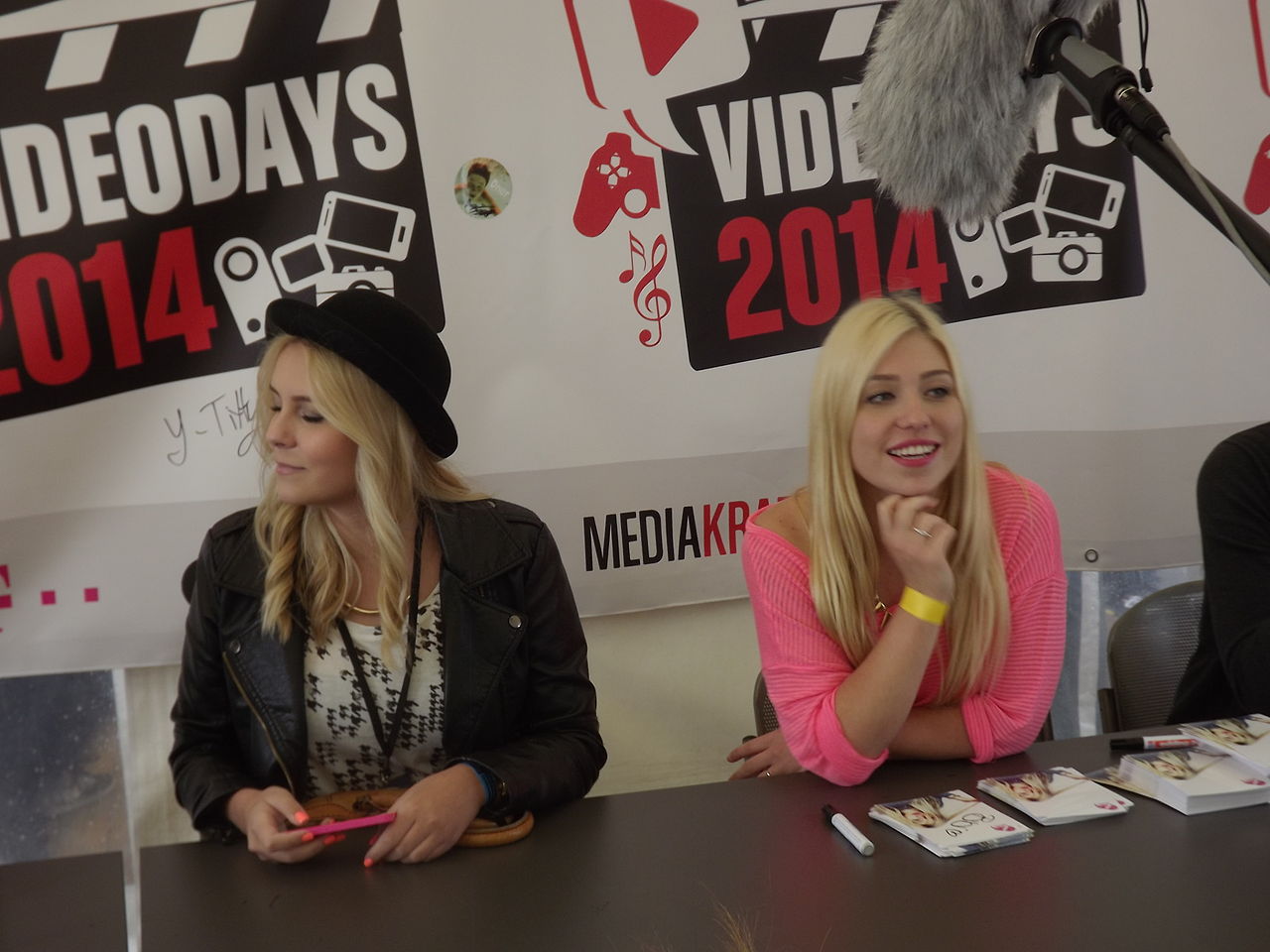 Die YouTube-Stars Dagi Bee und Bianca Heinicke auf den Videodays 2014
